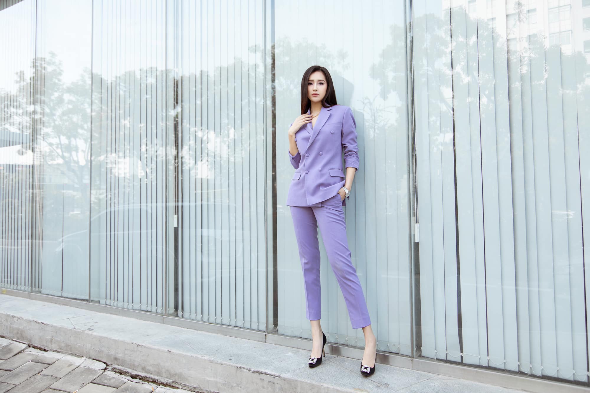 Mai Phương Thúy với trang phục rực rỡ, khoe dáng tuổi 30