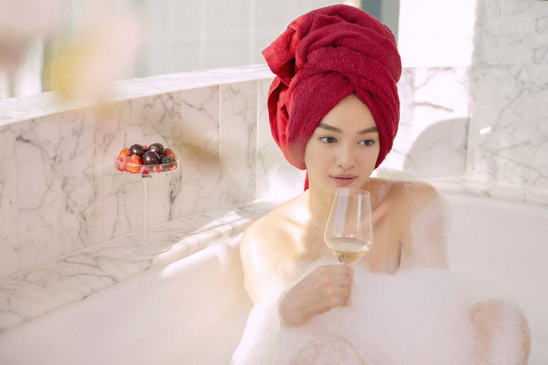 Kaity Nguyễn gợi cảm khoe khéo body hấp dẫn với bọt trắng trong bồn tắm