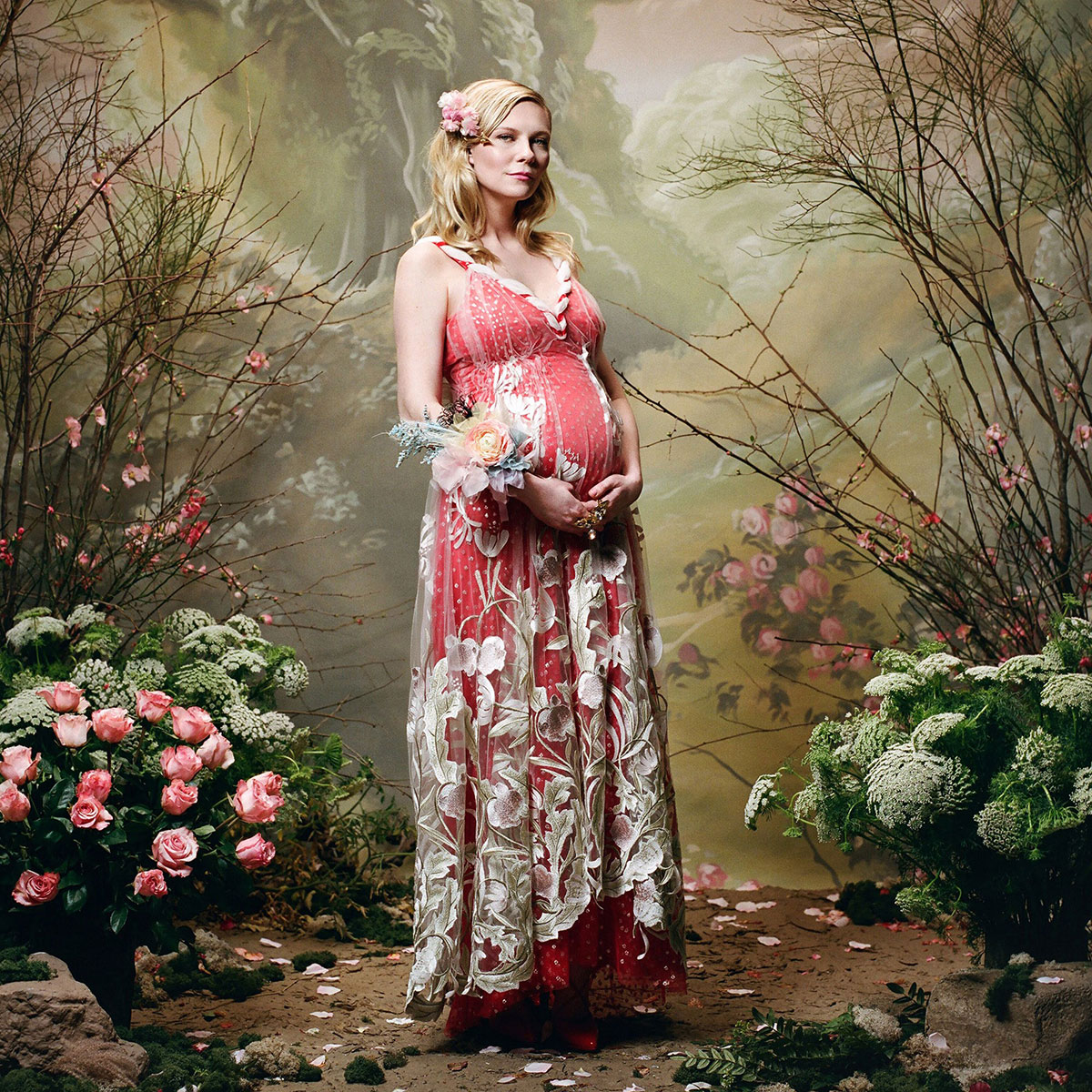 Trong khi đó, Kirsten Dunst lại đằm thắm diện trang phục couture cổ điển, biến cô thành một nữ thần trong tranh sơn dầu