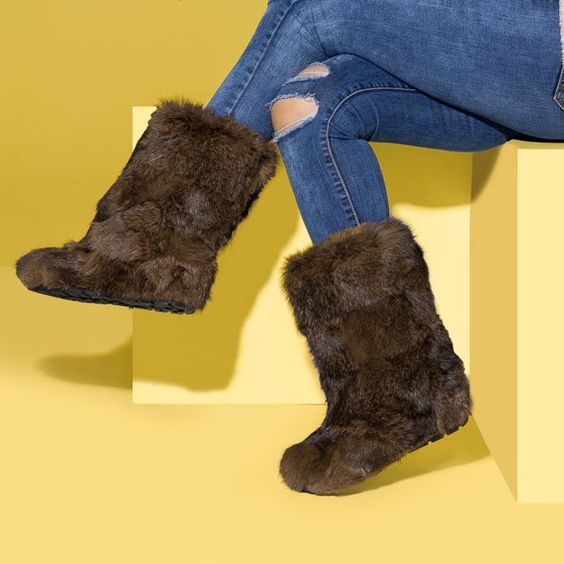 Đây là chân bạn hay chân gấu? Đôi boots lông rất ấm áp, nhưng khó kết hợp nhiều trang phục. (ảnh: pinterest)