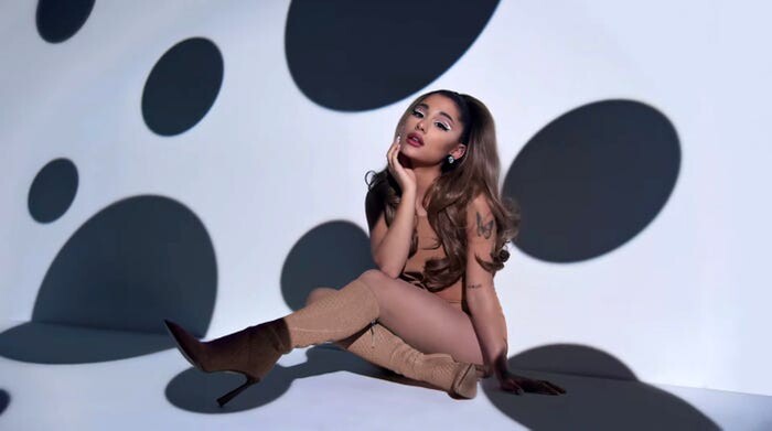 Ariana trong trang phục tone nude