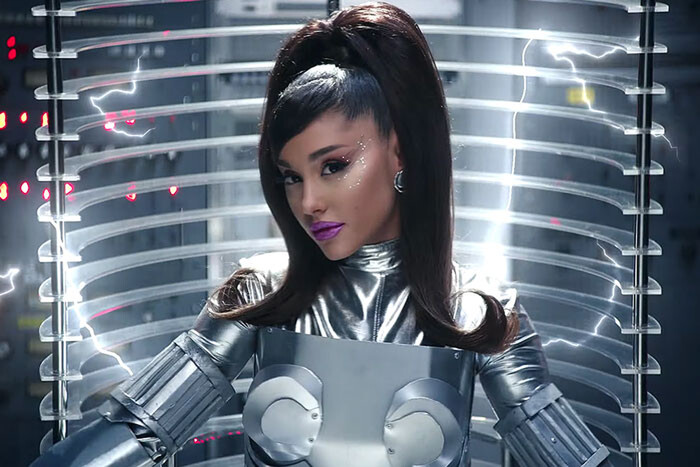 'Nữ Robot' Ariana Grande mang vẻ đẹp gợi cảm trong MV 34+35