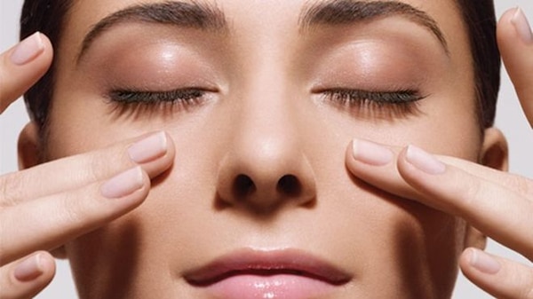 Massage mắt cùng kem mắt làm giảm vết thâm, bọng mắt hơn