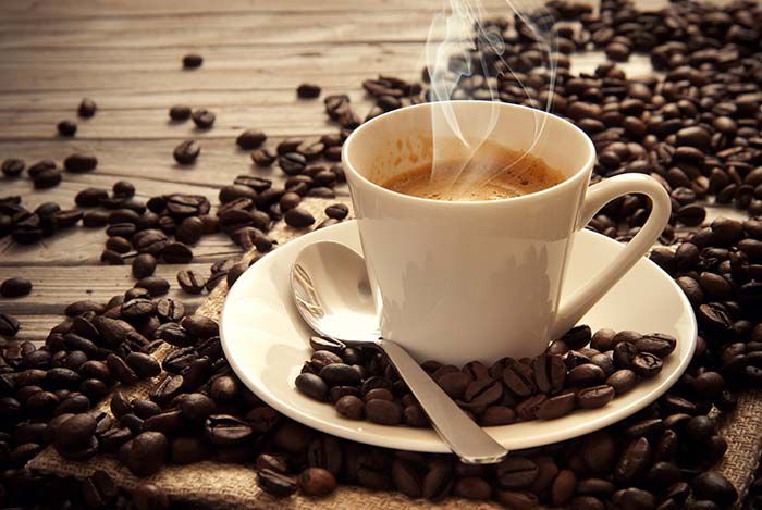Caffeine trong cà phê xanh có khả năng trị quầng thâm và bọng mắt sẽ rõ nét