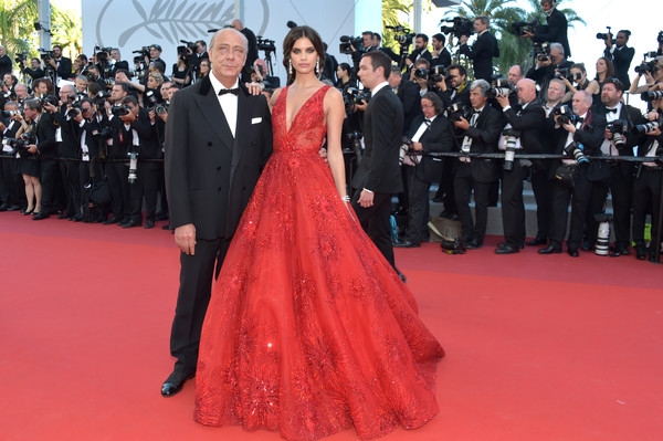 Mặc màu đỏ như thiên thần Victoria’s Secret Sara Sampaio sẽ giúp bạn tỏa sáng trong mùa Giáng sinh