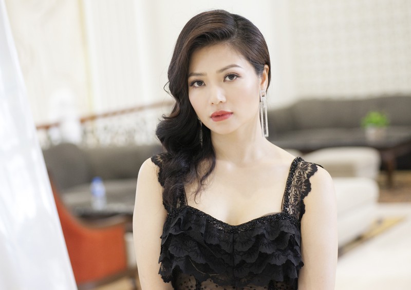 Diễn viên Kiều Anh với thời trang công sở cổ điển, nhẹ nhàng trong phim "Hồ sơ cá sấu"