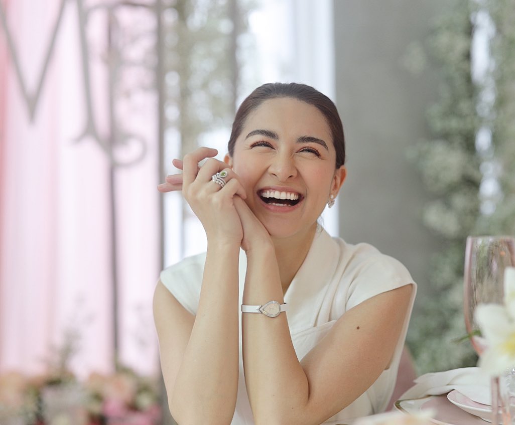 'Bà mẹ đẹp nhất Philippines' lại chọn cho mình thiết kế dây đồng hồ màu trắng cùng màu với trang phục tạo cảm giác thanh lịch, quý phái. (Ảnh: marianrivera)