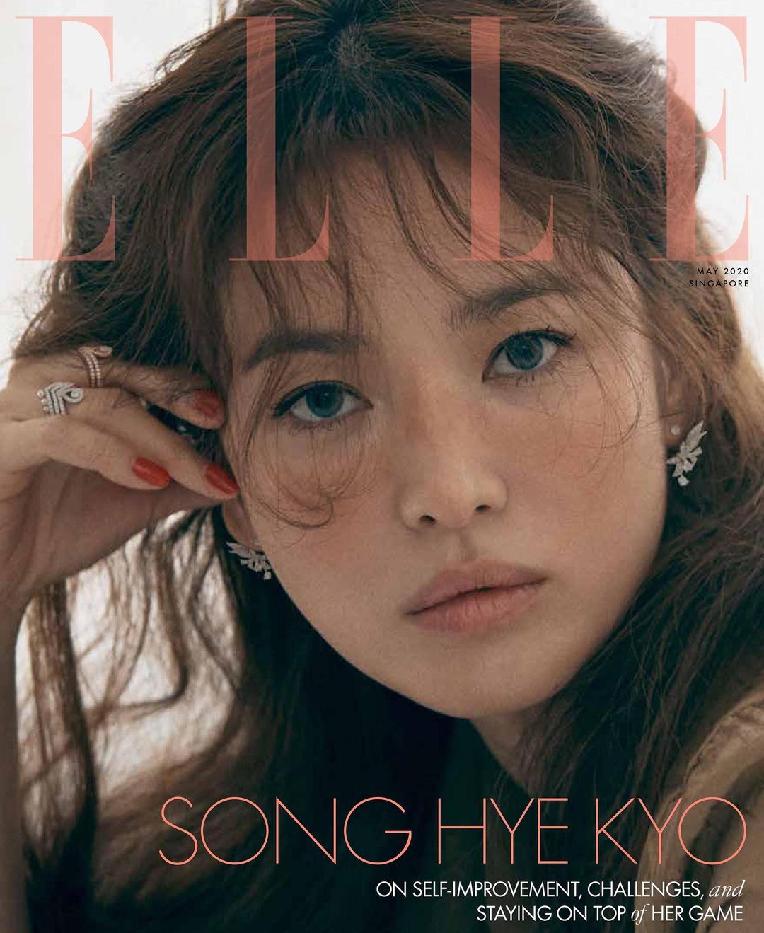 Song Hye Kyo chụp ảnh trên bìa tạp chí Elle với tạo hình ấn tượng với lối makeup mới lạ, đánh má giả tàn nhang, kết hợp với kiểu tóc xoăn trẻ trung, cá tính. (Ảnh: kyo1122)