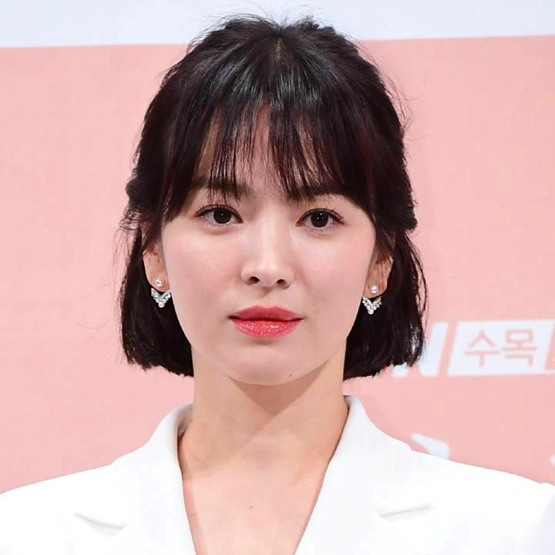 Song Hye Kyo để kiểu tóc ngắn ngang cổ, buộc nửa vời cộng thêm lối trang điểm tự nhiên thiên với màu son hồng đào tạo nên hình ảnh càng thêm phần ngọt ngào, nữ tính.