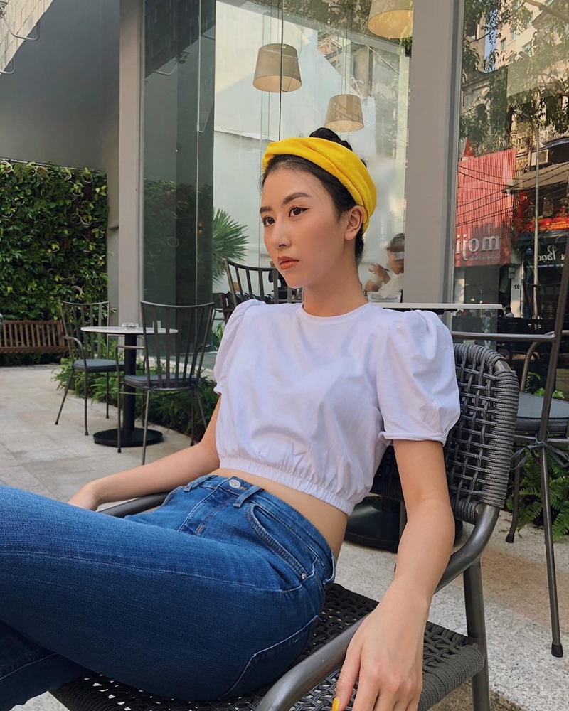Nàng fashionista Quỳnh Anh Shyn trẻ trung trong chiếc áo thun trắng tay phồng ngắn, cùng chiếc quần jean skiny. Điểm nhấn cô thêm chiếc băng đô vàng cá tính cho bộ trang phục. Nguồn: Quỳnh Anh Shyn
