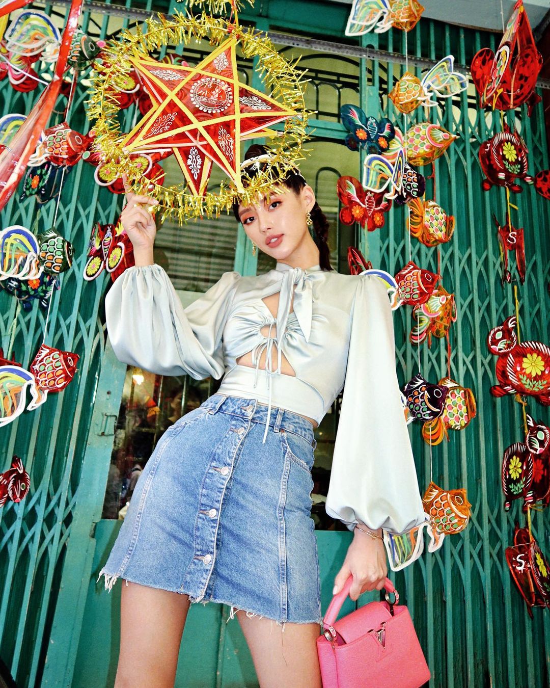 Người mẫu Khánh Linh sexy trong chiếc áo tay phồng màu pastel cùng chiếc chân váy jeans ngắn. Chiếc áo nổi bật với thiết kế khoét ngực, phồng lớn về phía cổ tay. Nguồn: klinhnd