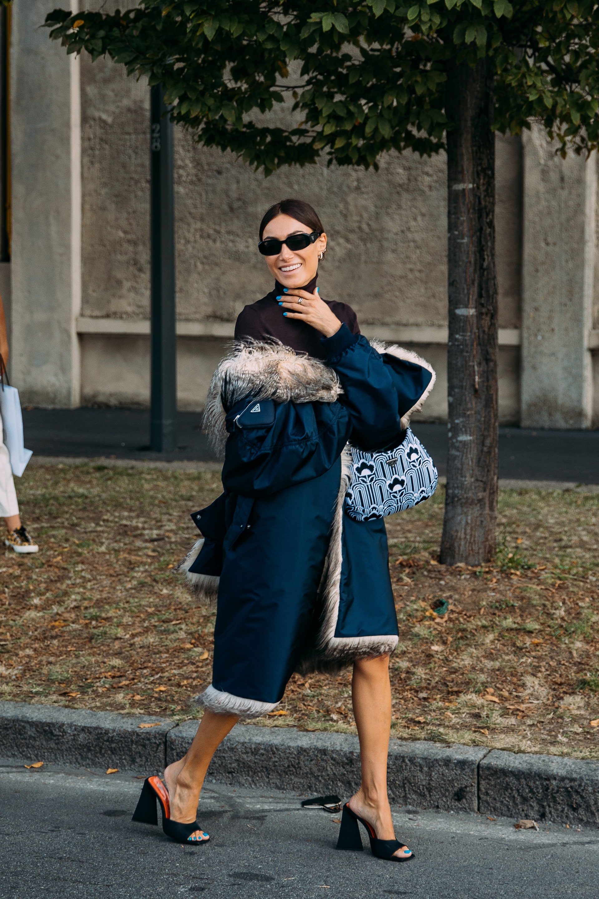 Chiếc túi xách của nhà mốt Prada mang hơi thở rất hiện đại, tinh tế. Nguồn: Vogue