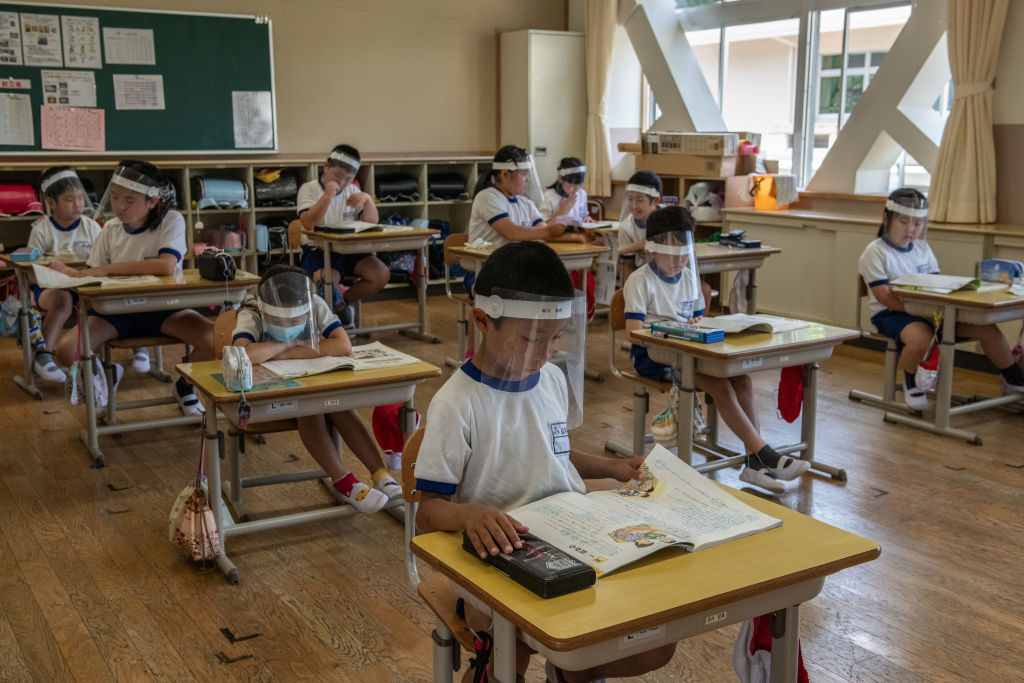 Muôn kiểu phòng tránh covid của học sinh khắp 5 châu đi học mùa dịch