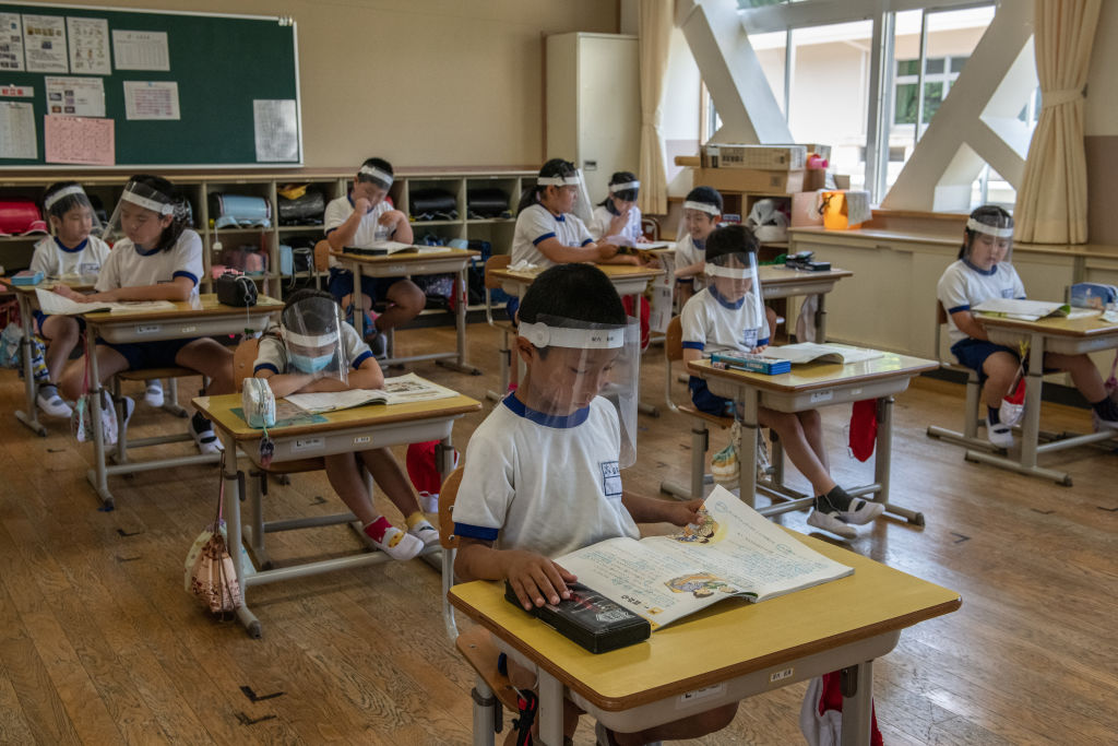 Một lớp học tại Nhật Bản dùng tấm chắn giọt bắn.