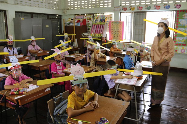 Mũ chống dịch tại Thái Lan được trang trí đáng yêu