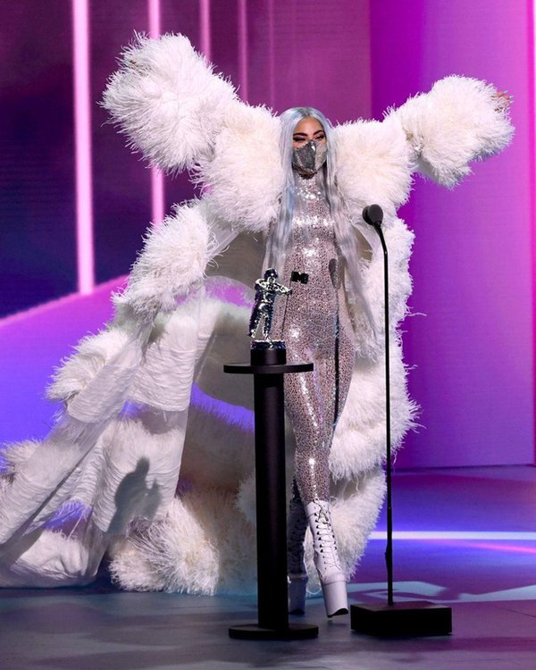 Trang phục áo khoác lông ôm sát thân mình khiến Lady Gaga tỏa sáng