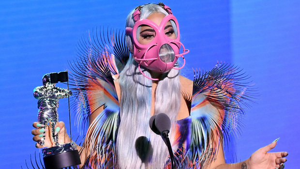 Lady Gaga tại VMAs với trang phục rực rỡ