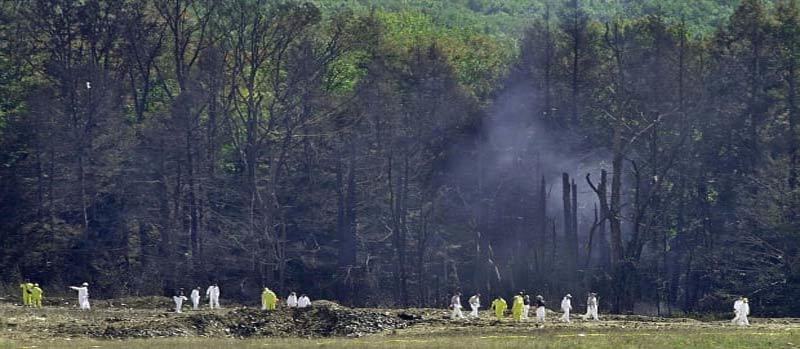 Chuyến bay 93 của United Airlines lao xuống một cánh đồng gần Shanksville, Pennsylvania.