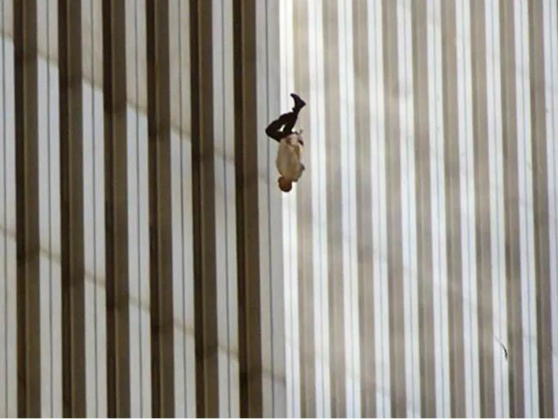 Bức ảnh này được biết đến với tựa đề 'Người đàn ông đang rơi'. Một người không rõ danh tính đã ngã từ tháp bắc của Trung tâm Thương mại Thế giới khi tòa nhà bị tấn công.