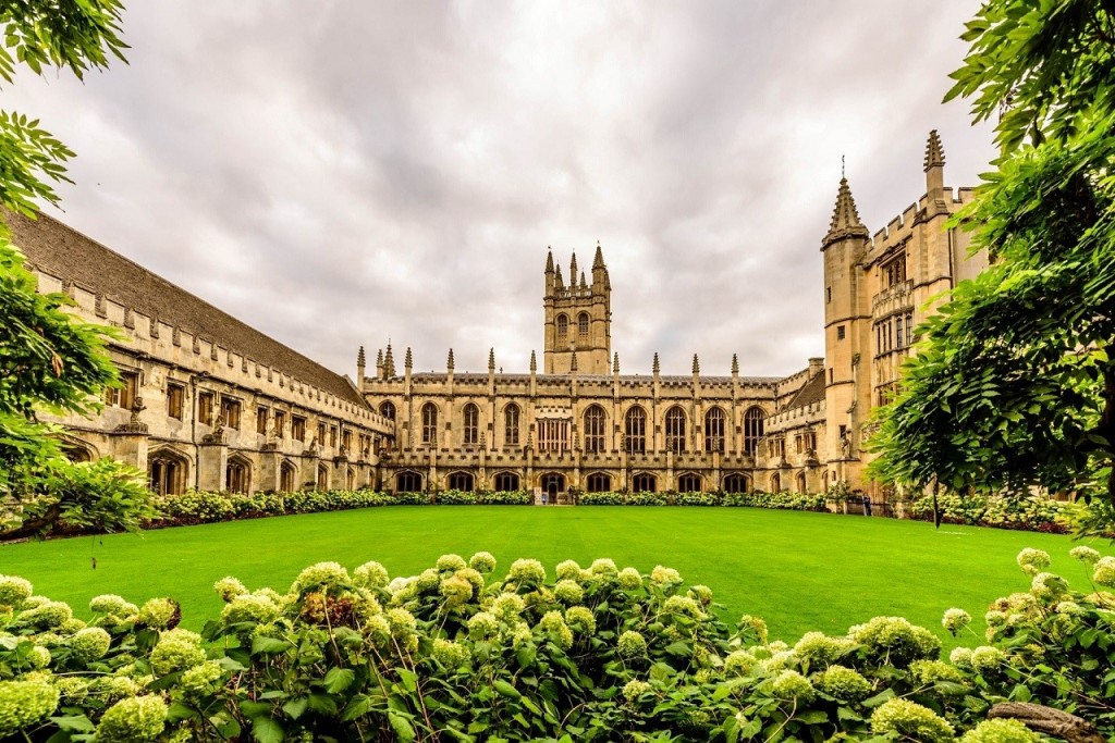 Đại học Oxford tại Anh.