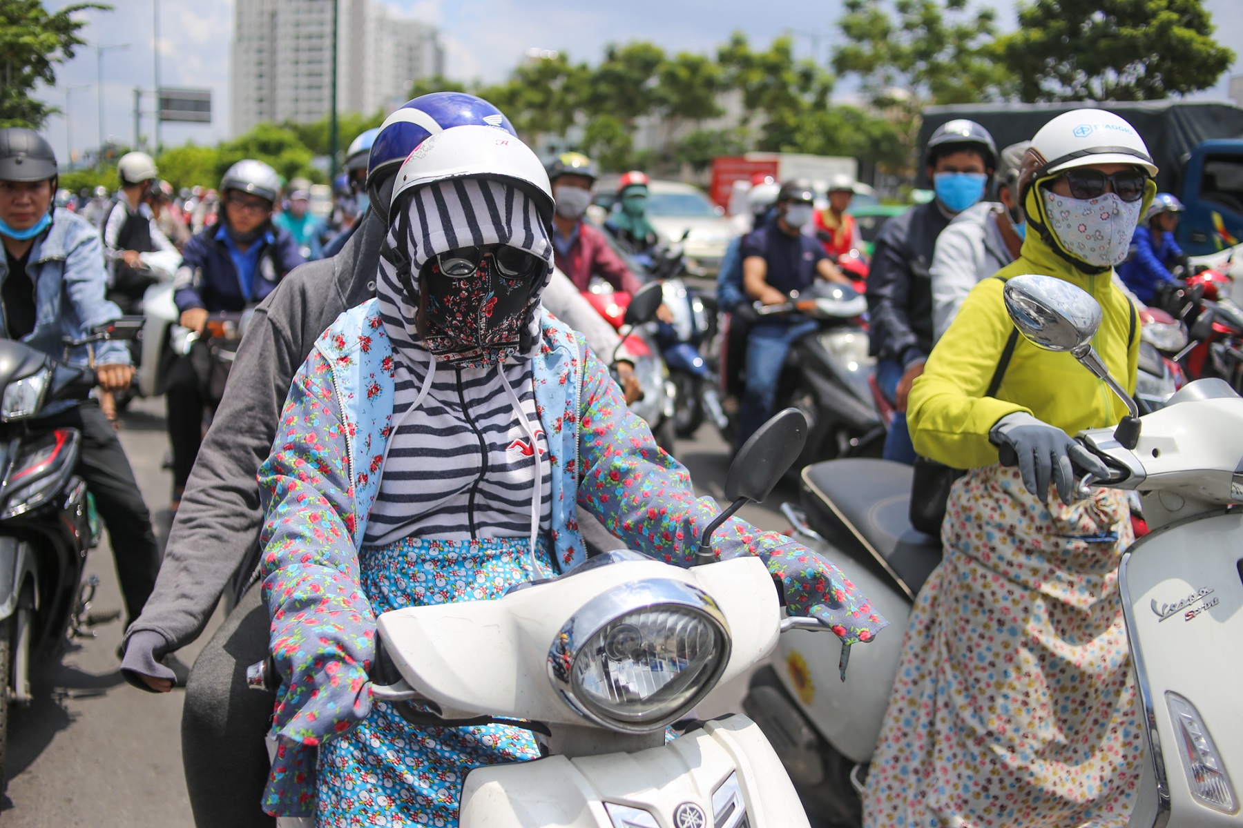 Ninja là từ chỉ những người phụ nữ đi xe máy, mặc áo chống nắng bùng nhùng dài tới gót, trùm cả mũ bảo hiểm, đeo kính và bịt khẩu trang kín mít không đường thở.