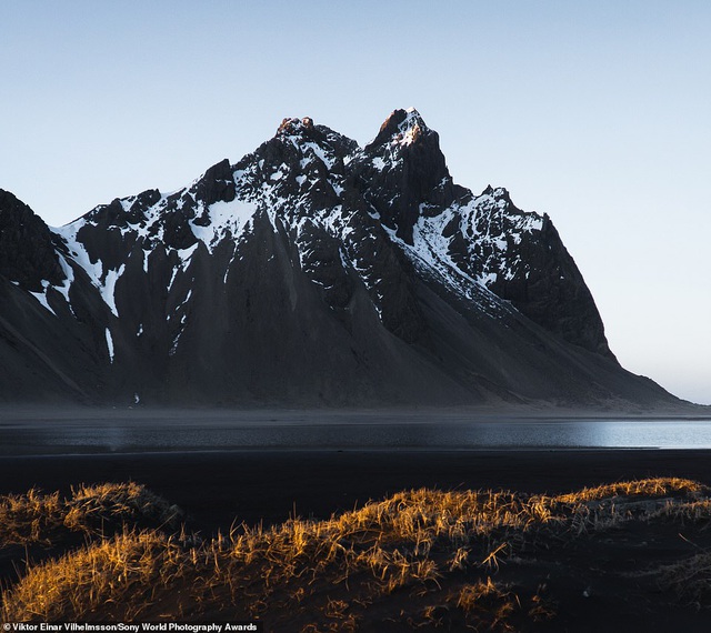 Nhiếp ảnh gia người Iceland - Viktor Einar Vilhelmsson - tham dự hạng mục ảnh phong cảnh với bức ảnh chụp lại núi Vestrahorn nằm ở Iceland.