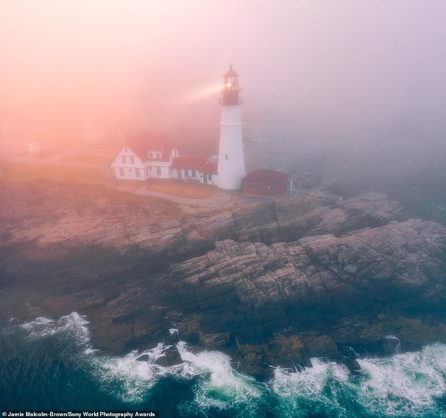 Nhiếp ảnh gia người Mỹ Jamie Malcolm Brown là tác giả của bức ảnh chụp lại ngọn hải đăng Portland Head nằm ở bang Maine, Mỹ. Bức ảnh dự thi ở hạng mục ảnh phong cảnh.