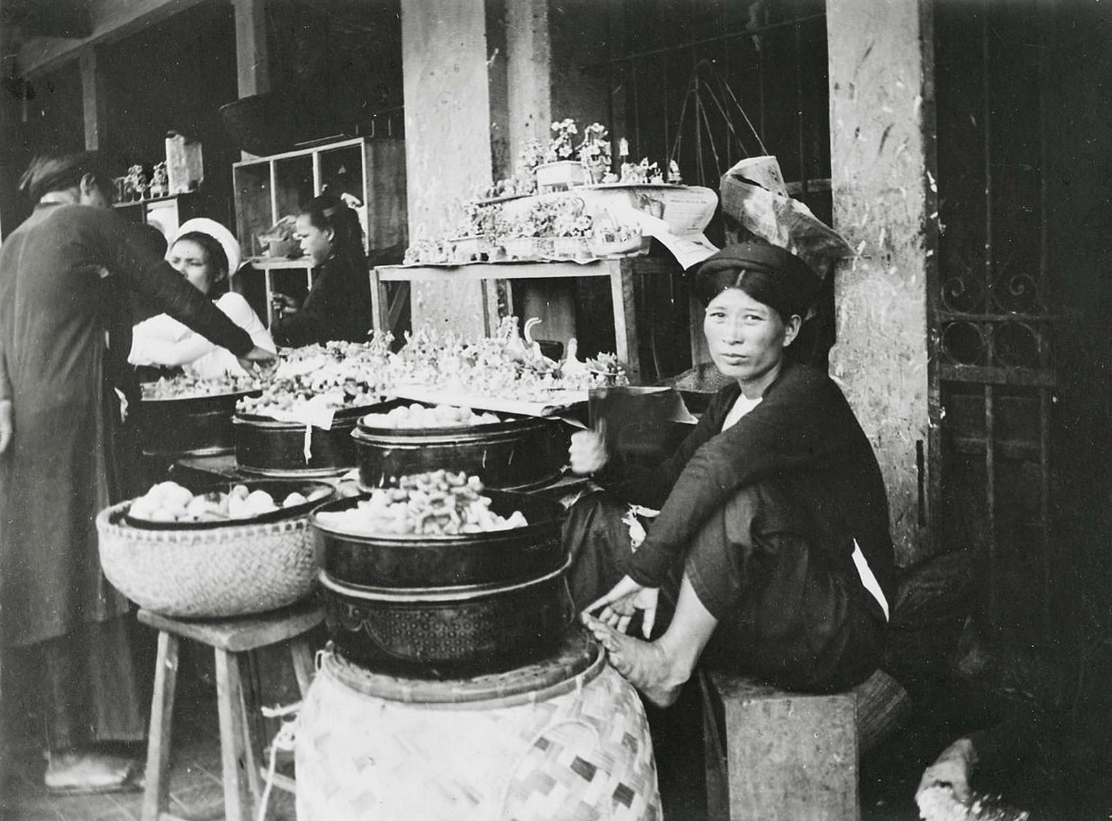 Người phụ nữ bán bánh và đồ chơi bằng bột cho trẻ em, 1925-1932.