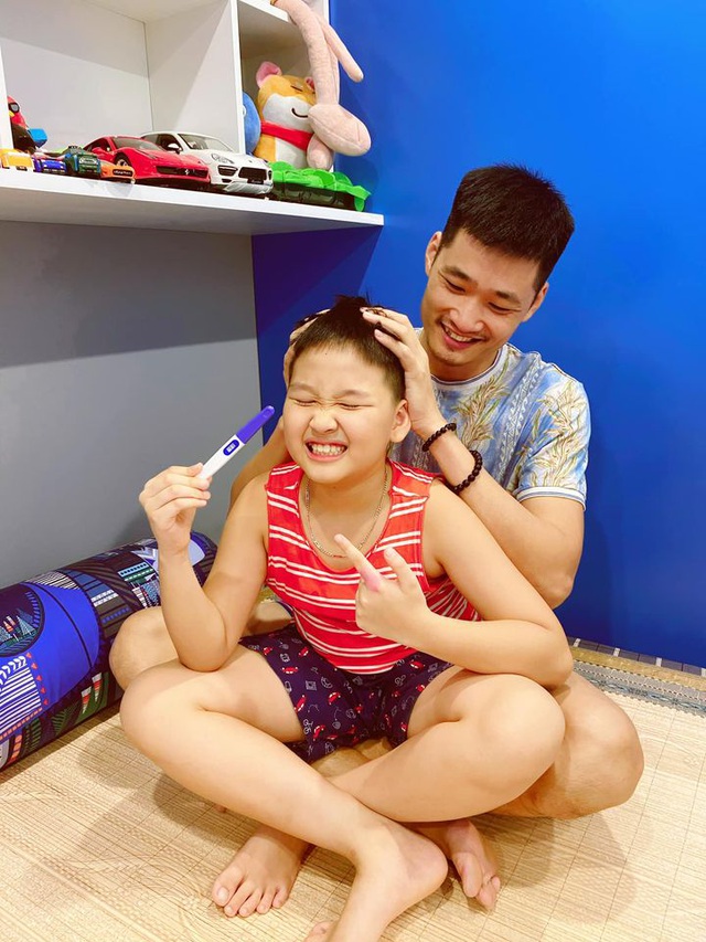 Ông xã và con trai Bảo Thanh hạnh phúc khi chuẩn bị đón thêm thành viên mới.
