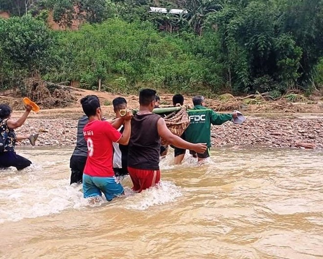 20 trai làng chạy ''marathon với thần chết'' để cứu chị Nhút.
