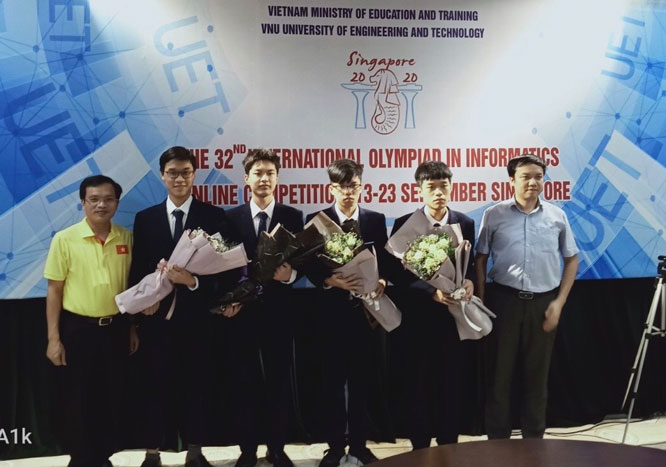 4 học sinh giành huy chương Olympic tin học quốc tế lần thứ 32 nhận giải thưởng.