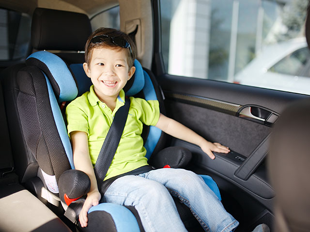 Đề xuất cấm trẻ dưới 12 tuổi ngồi ghế trước ô tô.