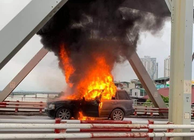 Hà Nội: Xe Range Rover bốc cháy trên cầu Chương Dương