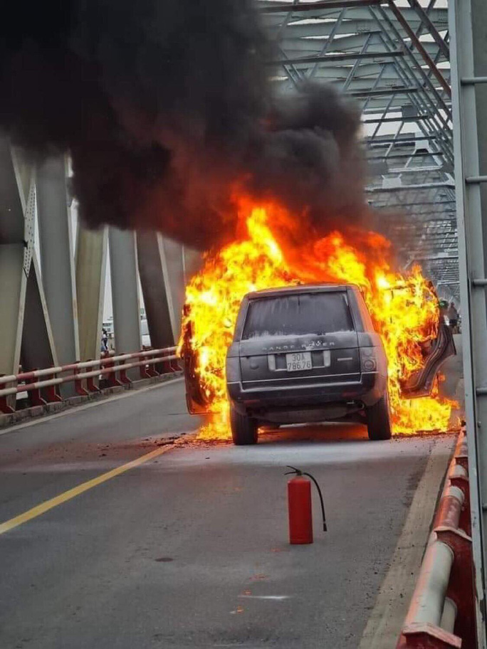 Chiếc xe Range Rover bốc cháy ngùn ngụt trên cầu Chương Dương - Ảnh: Otofun.