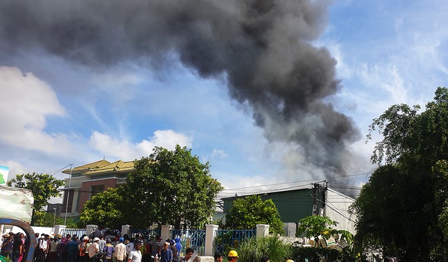 Nhà xưởng hải sản bốc cháy dữ dội.
