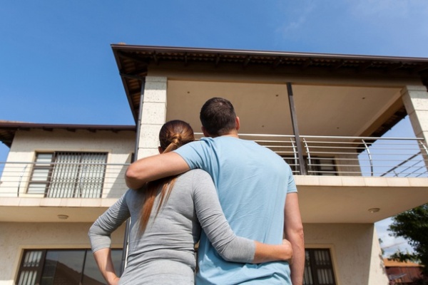 Australia: Cặp vợ chồng 5 năm chỉ ăn cơm với cá để mua nhà triệu đô