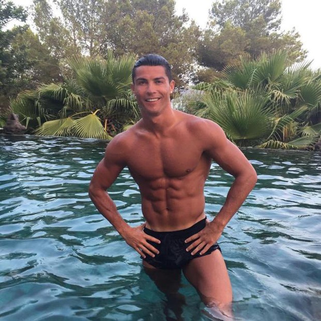C.Ronaldo ngâm mình trong buồng lạnh để cải thiện sức khỏe.