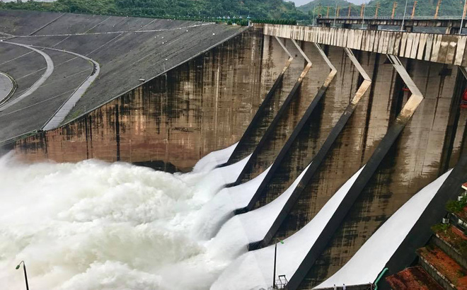 Thủy điện Hòa Bình xả lũ, nhiều người dân đến xem dù đã có biển cảnh báo