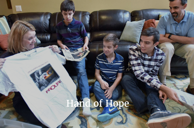 Gia đình Samuel cùng với chiếc áo in hình Hand of hope.