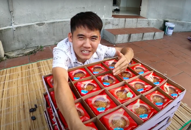 Hưng Vlog chuẩn bị bánh cùng Bà Tân. Nguồn: YouTube nhân vật.
