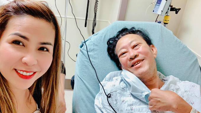 Nhạc sĩ Lê Quang và vợ tại bệnh viện.