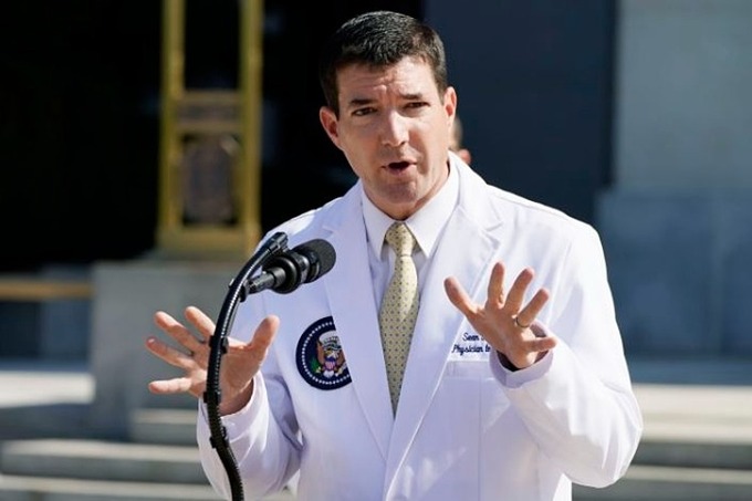 Bác sĩ Conley phát biểu về tình hình sức khỏe của Trump tại Trung tâm Quân y Quốc gia Walter Reed ở Bethesda, Maryland, hôm 4/10. Ảnh: AP.