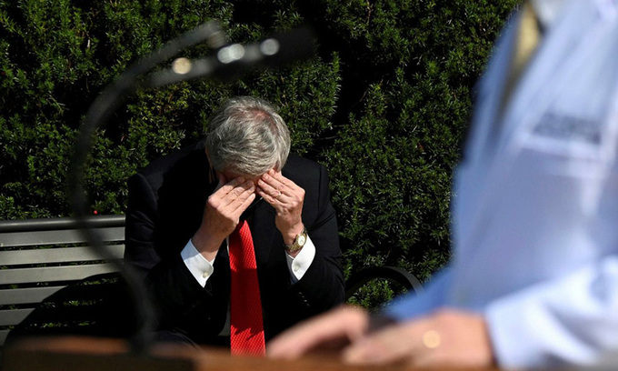 Bức ảnh Chánh văn phòng Nhà Trắng gục đầu gây xôn xao dư luận. Nguồn: Reuters.