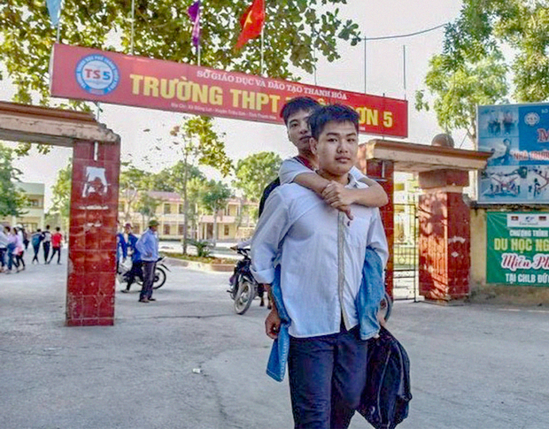 Nam sinh 10 năm cõng bạn đến trường thiếu 0.25 điểm để vào Đại học Y Hà Nội.