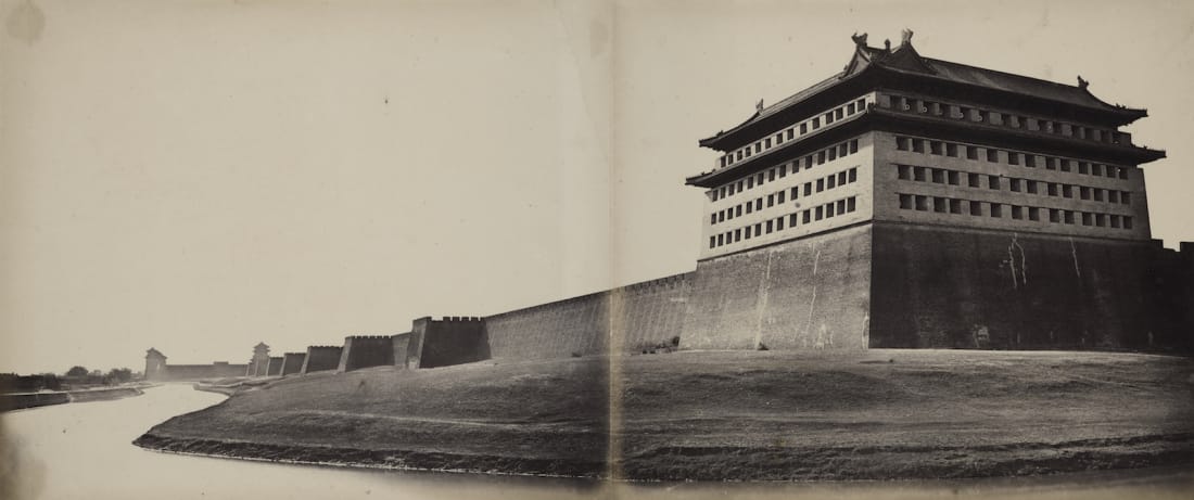 Bức ảnh ''Cửa Bắc, Bắc Kinh'' của Felice Beato (1860). Nguồn: CNN.