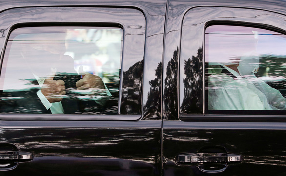 Tống thống Donald Trump ngồi xe hơi đi một vòng chào người ủng hộ.