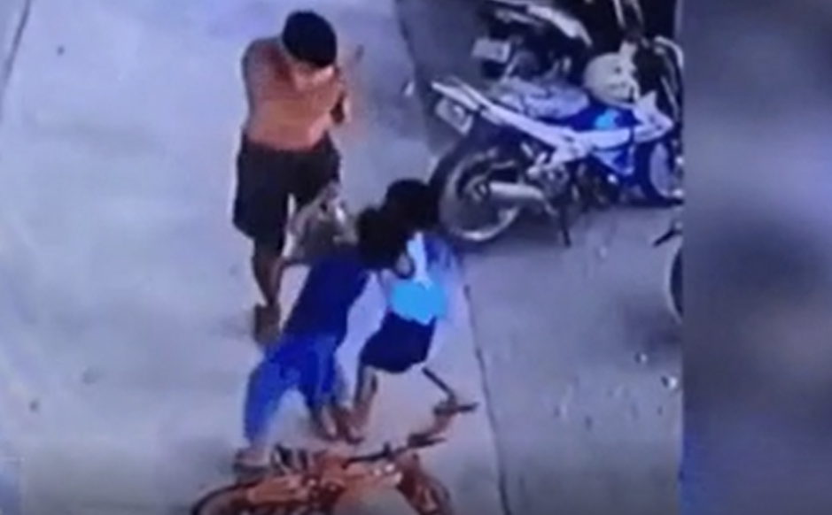 Tức giận vì con trai bị bạn đẩy ngã, ông bố đấm vào mặt đứa trẻ