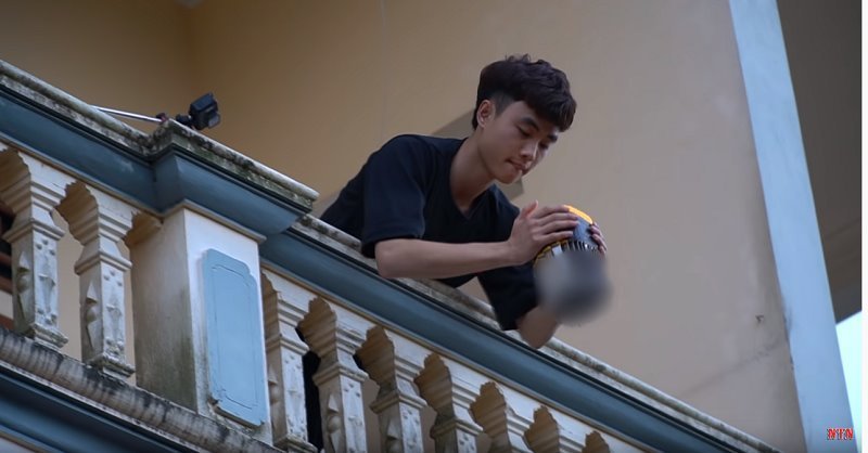 Hình ảnh Youtuber Nguyễn Thành Nam bó 100 con dao cho rơi tự do từ nhà cao tầng.