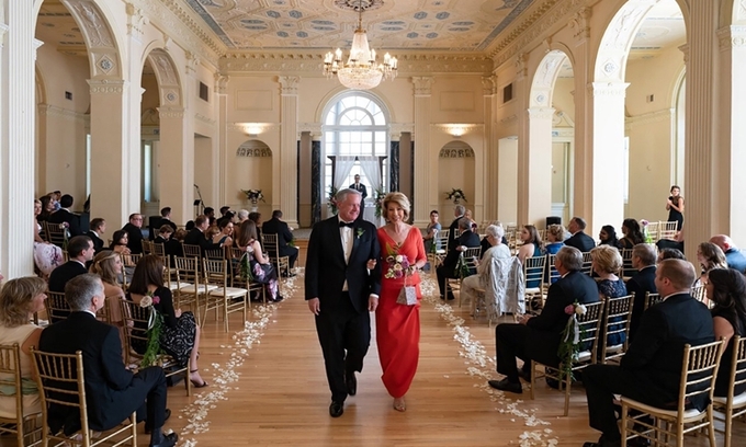 Chánh văn phòng Nhà Trắng Mark Meadows dẫn vợ vào hôn trường tại lễ cưới của con gái ở Atlanta, bang Georgia, hôm 31/5. Ảnh: AP.