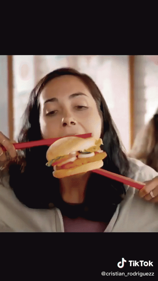 Video ăn hamburger bằng đũa.